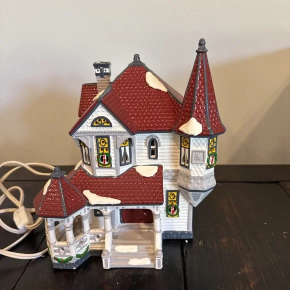 Department 56 Queen Anne Victorian House; Snow Village. - Picture 2 of 9